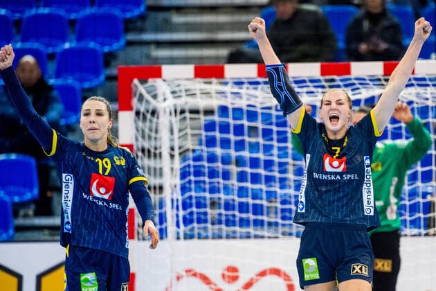 191208 Anna Lagerquist and Linn Blohmof Sweden celebrates during the Women s World Handball Championship match between Spain and Sweden on December 8, 2019 in Kumamoto Photo Ludvig Thunman BILDBYRAN kod LT 35696 bbeng dam women handball handboll world handball championship 2019 sverige sweden spanien spain jubel celebrationu,  Copyright: LUDVIGxTHUNMAN BB191208LT028