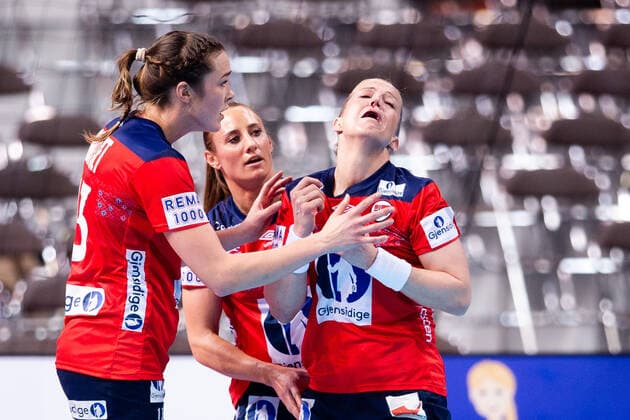 191208 Heidi Loke of Norway in pain during the Women s World Handball Championship game between Norway and Denmark on December 8, 2019 in Kumamoto Photo Daniel Stiller Bildbyran kod DS 59420 bbeng dam women handball handboll world handball championship 2019 norway norge handball vm denmark danmark depp skada,  Copyright: DANIELxSTILLER BB191208DS030