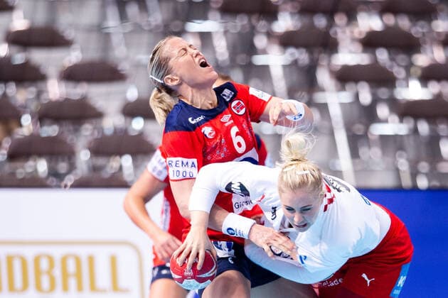 191208 Heidi Loke of Norway and Lotte Grigel of Denmark during the Women s World Handball Championship game between Norway and Denmark on December 8, 2019 in Kumamoto Photo Daniel Stiller Bildbyran kod DS 59420 bbeng dam women handball handboll world handball championship 2019 norway norge handball vm denmark danmark,  Copyright: DANIELxSTILLER BB191208DS031