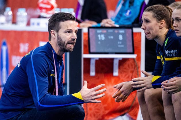 191208 Head coach Henrik Signell of Sweden during the Women s World Handball Championship match between Spain and Sweden on December 8, 2019 in Kumamoto Photo Ludvig Thunman BILDBYRAN kod LT 35696 bbeng dam women handball handboll world handball championship 2019 sverige sweden spanien spain,  Copyright: LUDVIGxTHUNMAN BB191208LT030