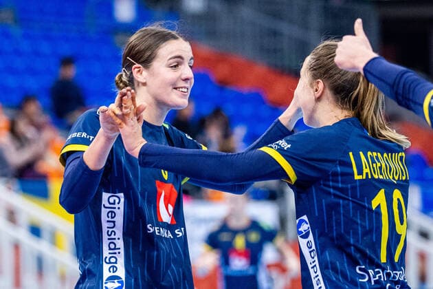 191208 Carin Strömberg and Anna Lagerquist of Sweden celebrate during the Womens World Handball Championship match between Spain and Sweden on December 8, 2019 in Kumamoto Photo Ludvig Thunman BILDBYRAN code LT 35696 bbeng dam women handball handball world handball championship 2019 sweden sweden spain jubel,  Copyright: LUDVIGxTHUNMAN BB191208LT041
