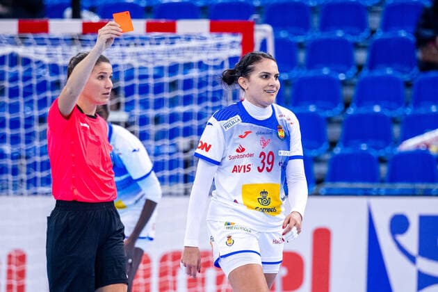 191208 Almudena Rodriguez Rodriguez of Spain receives a red card during the Women s World Handball Championship match between Spain and Sweden on December 8, 2019 in Kumamoto Photo Ludvig Thunman BILDBYRAN kod LT 35696 bbeng dam women handball handboll world handball championship 2019 sverige sweden spanien spain depp utvisning,  Copyright: LUDVIGxTHUNMAN BB191208LT042