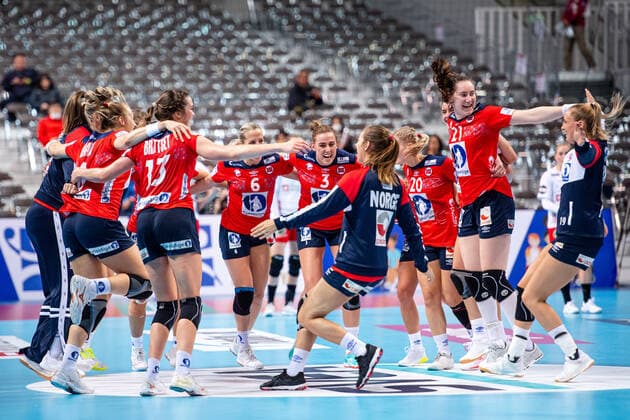 191208 Players of Norway celebrate after the Women s World Handball Championship game between Norway and Denmark on December 8, 2019 in Kumamoto Photo Daniel Stiller Bildbyran kod DS 59420 bbeng dam women handball handboll world handball championship 2019 norway norge handball vm denmark danmark jubel,  Copyright: DANIELxSTILLER BB191208DS037