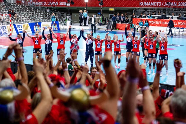 191208 Players of Norway celebrate after the Women s World Handball Championship game between Norway and Denmark on December 8, 2019 in Kumamoto Photo Daniel Stiller Bildbyran kod DS 59420 bbeng dam women handball handboll world handball championship 2019 norway norge handball vm denmark danmark jubel,  Copyright: DANIELxSTILLER BB191208DS038