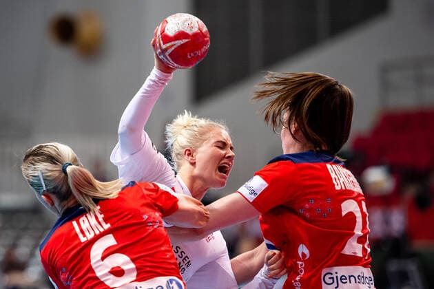 191208 Lotte Grigel of Denmark and Heidi Loke of Norway during the Women s World Handball Championship game between Norway and Denmark on December 8, 2019 in Kumamoto Photo Daniel Stiller Bildbyran kod DS 59420 bbeng dam women handball handboll world handball championship 2019 norway norge handball vm denmark danmark jubeil,  Copyright: DANIELxSTILLER BB191208DS041