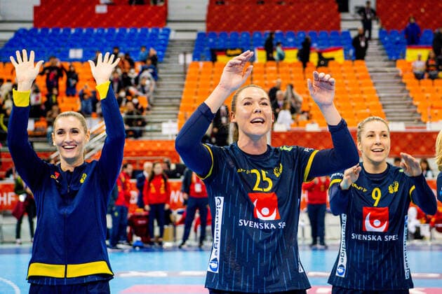 191208 Mikaela Mässing of Sweden celebrates with Marie Wall and Melissa Petren after the Women s World Handball Championship match between Spain and Sweden on December 8, 2019 in Kumamoto Photo Ludvig Thunman BILDBYRAN kod LT 35696 bbeng dam women handball handboll world handball championship 2019 sverige sweden spanien spain jubel celebration,  Copyright: LUDVIGxTHUNMAN BB191208LT061