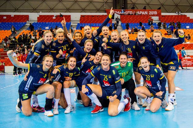 191208 Players of Sweden celebrate after the Women s World Handball Championship match between Spain and Sweden on December 8, 2019 in Kumamoto Photo Ludvig Thunman BILDBYRAN kod LT 35696 bbeng dam women handball handboll world handball championship 2019 sverige sweden spanien spain lagbild gruppbild jubel celebration team picture group picture,  Copyright: LUDVIGxTHUNMAN BB191208LT065