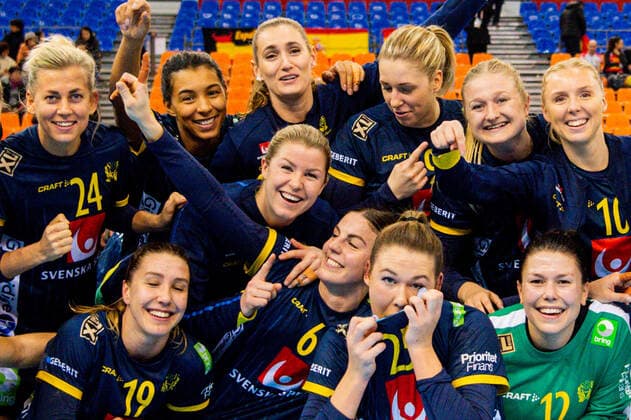 191208 Players of Sweden celebrate after the Women s World Handball Championship match between Spain and Sweden on December 8, 2019 in Kumamoto Photo Ludvig Thunman BILDBYRAN kod LT 35696 bbeng dam women handball handboll world handball championship 2019 sverige sweden spanien spain lagbild gruppbild jubel celebration team picture group picture,  Copyright: LUDVIGxTHUNMAN BB191208LT067