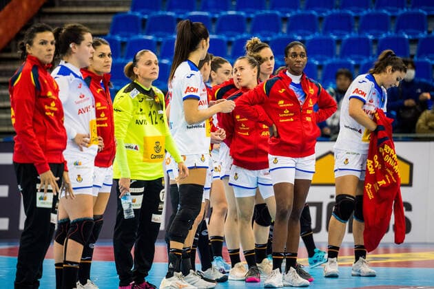 191208 Players of Spain looks dejected after the Women s World Handball Championship match between Spain and Sweden on December 8, 2019 in Kumamoto Photo Ludvig Thunman BILDBYRAN kod LT 35696 bbeng dam women handball handboll world handball championship 2019 sverige sweden spanien spain dejection depp,  Copyright: LUDVIGxTHUNMAN BB191208LT068
