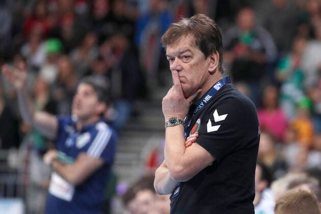 08 12 2019, TUI Arena, Hannover, league game, 1 Bundesliga, TSV Hannover Burgdorf vs Fuechse Berlin, in picture Velimir Petkovic coach, Berlin is thoughtful TSV Hannover Burgdorf vs Fuechse Berlin