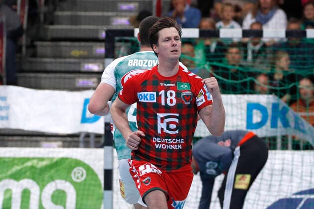 08 12 2019, TUI Arena, Hannover, league match, 1 Bundesliga, TSV Hannover Burgdorf vs Fuechse Berlin, in picture Hans Lindberg 18, Berlin cheers TSV Hannover Burgdorf vs Fuechse Berlin
