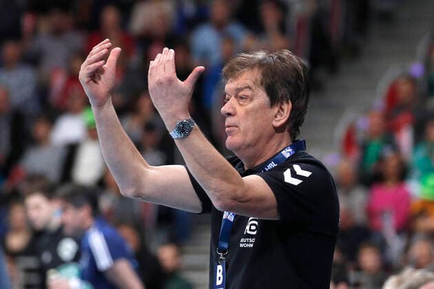 08 12 2019, TUI Arena, Hannover, league game, 1 Bundesliga, TSV Hannover Burgdorf vs Fuechse Berlin, in picture Velimir Petkovic Trainer, Berlin gives sign TSV Hannover Burgdorf vs Fuechse Berlin