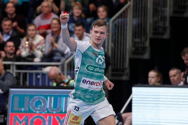 08 12 2019, TUI Arena, Hannover, league match, 1 Bundesliga, TSV Hannover Burgdorf vs Fuechse Berlin, in picture Timo Kastening 73, Han Burgdorf cheers TSV Hannover Burgdorf vs Fuechse Berlin