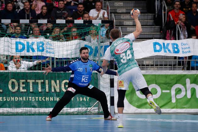 08 12 2019, TUI Arena, Hannover, league game, 1 Bundesliga, TSV Hannover Burgdorf vs Fuechse Berlin, in the picture Martin Ziemer 1, Berlin at the seventh meter against Morten Olsen 34, Han Burgdorf TSV Hannover Burgdorf vs Fuechse Berlin