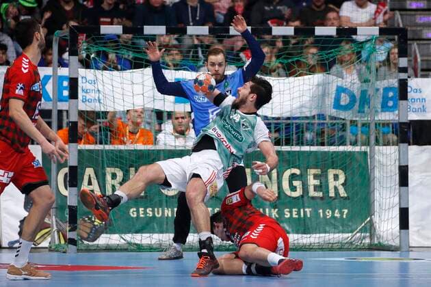 08 12 2019, TUI Arena, Hannover, Ligaspiel, 1 Bundesliga, TSV Hannover Burgdorf vs Fuechse Berlin, in the picture Evgeni Pevnov 14, Han Burgdorf wins against Frederik Simak 24, Berlin and scores the goal against Frederik Genz 97, Berlin TSV Hannover Burgdorf vs Fuechse Berlin in the fall