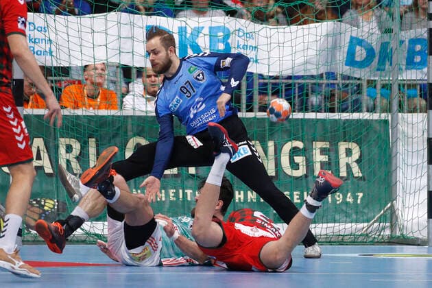08 12 2019, TUI Arena, Hannover, Ligaspiel, 1 Bundesliga, TSV Hannover Burgdorf vs Fuechse Berlin, in the picture Evgeni Pevnov 14, Han Burgdorf wins against Frederik Simak 24, Berlin and scores the goal against Frederik Genz 97, Berlin TSV Hannover Burgdorf vs Fuechse Berlin in the fall