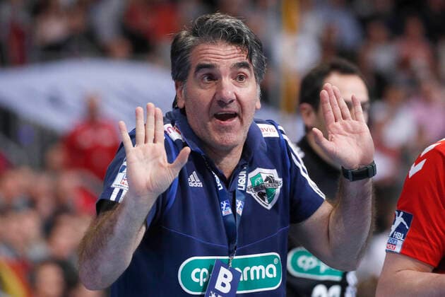 08 12 2019, TUI Arena, Hannover, Ligaspiel, 1 Bundesliga, TSV Hannover Burgdorf vs Fuechse Berlin, in the picture Carlos Ortega Trainer, Han Burgdorf shows, I did nothing TSV Hannover Burgdorf vs Fuechse Berlin