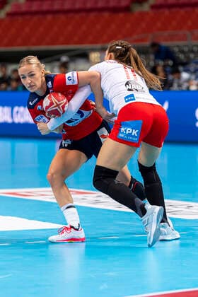 Handball, Women WM 2019, Main Round, Group 1, 6 Matchday , Norway Denmark v left in total Stine Bredal Oftedal Norway and Line Haugsted Denmark Kumamoto Aqua Dome Kumamoto Japan