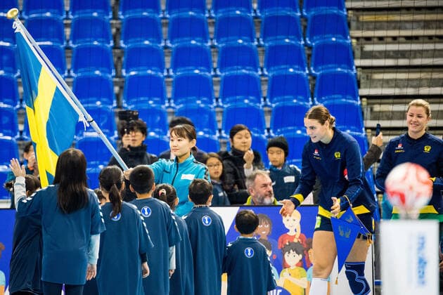 191208 Carin Strömberg of Sweden enters with the Swedish flag ahead of the Women s World Handball Championship match between Spain and Sweden on December 8, 2019 in Kumamoto Photo Ludvig Thunman BILDBYRAN kod LT 35696 bbeng dam women handball handboll world handball championship 2019 sverige sweden spanien spain inmarsch,  Copyright: LUDVIGxTHUNMAN BB191208LT074