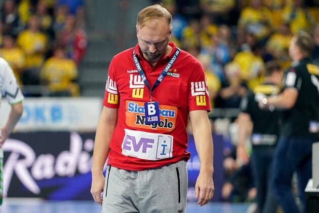 Hartmut Mayerhoffer coach, head coach, Göppingen , disappointed looking, disappointment, frustration, disappointed, pessimistic, single picture, action, action, 08 12 2019, Mannheim Germany , handball, Bundesliga, Rhein Neckar Löwen Frisch Auf Göppingen xozx