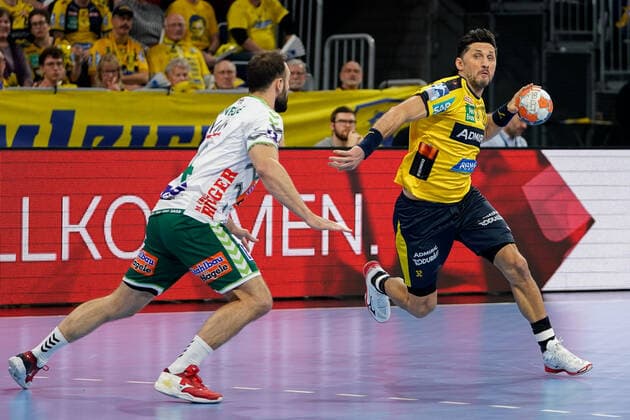 v li Tim Kneule Göppingen, 4 , Alexander Petersson RNL, 32 , Action, action, game scene, 08 12 2019, Mannheim Germany , Handball, Bundesliga, Rhein Neckar Löwen Frisch Auf Göppingen xozx