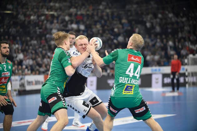 Patrick Wiencek THW Kiel, 17 between Christof Reißky left GWD, 43 and Kevin Gulliksen GWD, 44 , Handball Bundesliga, Liqui Moly HBL, Men, 16 Matchday, THW Kiel vs. GWD Minden, 08 12 19 Kiel Sparkassen Arena Schleswig Holstein Germany