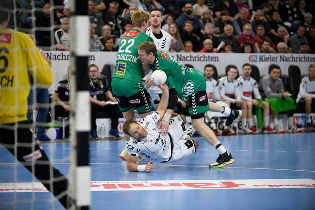 Steffen Weinhold THW Kiel, 13 between Marian Michalczik left, GWD, 22 and Magnus Gullerud GWD, 21 , Handball Bundesliga, Liqui Moly HBL, Men, 16 Matchday, THW Kiel vs. GWD Minden, 08 12 19 Kiel Sparkassen Arena Schleswig Holstein Germany