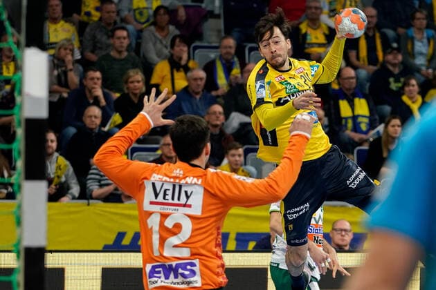 v li Daniel Rebmann Goalkeeper, Göppingen, 12 , Patrick Groetzki RNL, 24 , at the jump throw, throw, goal throw, action, action, game scene, 08 12 2019, Mannheim Germany , Handball, Bundesliga, Rhein Neckar Löwen Frisch Auf Göppingen xozx