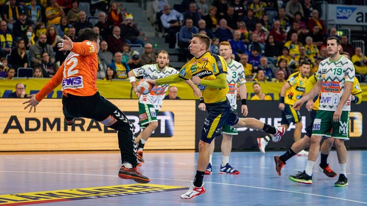 v li Daniel Rebmann Goalkeeper, Göppingen, 12 , Jerry Tollbring RNL, 17 , at the jump throw, throw, goal throw, action, action, game scene, 08 12 2019, Mannheim Germany , Handball, Bundesliga, Rhein Neckar Löwen Frisch Auf Göppingen xozx