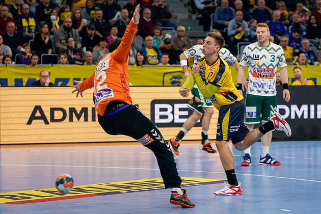 v li Daniel Rebmann Goalkeeper, Göppingen, 12 , Jerry Tollbring RNL, 17 , at the jump throw, throw, goal throw, action, action, game scene, 08 12 2019, Mannheim Germany , Handball, Bundesliga, Rhein Neckar Löwen Frisch Auf Göppingen xozx