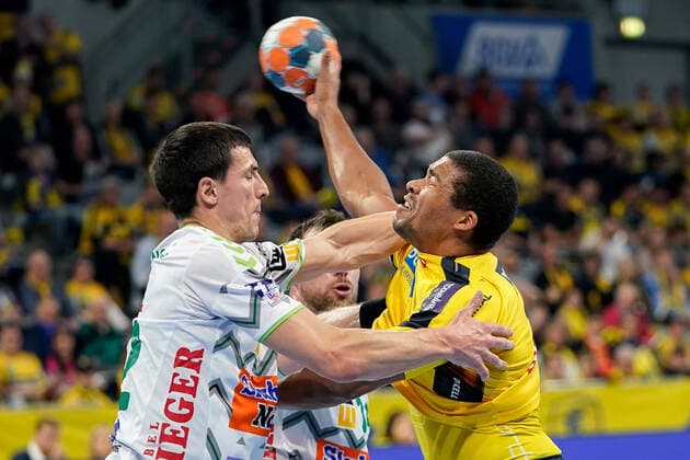 v li Nemanja Zelenovic Göppingen, 42 , Jacob Bagersted Göppingen, 14 , Mads Mensah Larsen RNL, 22 , Duel, duel, tackle, tackling, dynamics, action, action, 08 12 2019, Mannheim Germany , Handball, Bundesliga, Rhein Neckar Löwen Frisch Auf Göppingen xozx