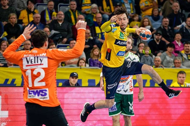 v li Daniel Rebmann Goalkeeper, Göppingen, 12 , Patrick Groetzki RNL, 24 , at the jump throw from outside, throw, goal throw, action, action, game scene, 08 12 2019, Mannheim Germany , Handball, Bundesliga, Rhein Neckar Löwen Frisch Auf Göppingen xozx