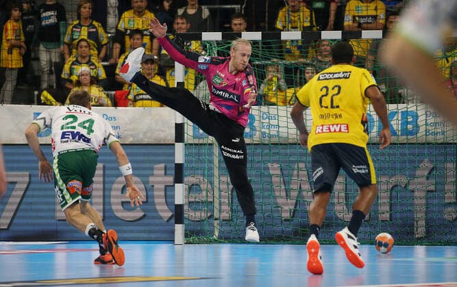 Handball, 1 Bundesliga Rhein Neckar Löwen Frisch Auf Göppingen, 16 matchday on 08 12 2019, season 2019 20, ZmdZ, Marcel Schiller 24, Goeppingen cheering for goal against Mikael Appelgren 1, goalkeeper, Rhein Neckar Löwen , Rhein Neckar Löwen Frisch Auf Göppingen