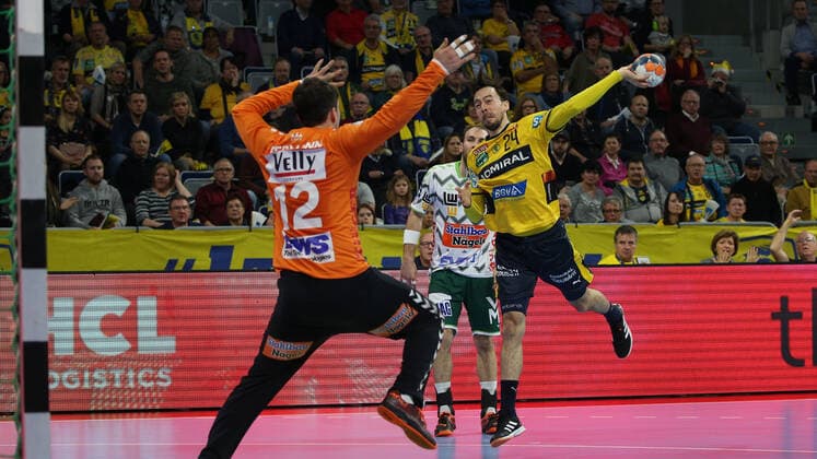 Handball, 1 Bundesliga Rhein Neckar Löwen Frisch Auf Göppingen, 16 matchday on 08 12 2019, season 2019 20, ZmdZ, Patrick Groetzki 24, Rhein Neckar Löwen gives away goal chance against Daniel Rebmann 12, goalkeeper, Goeppingen , Rhein Neckar Löwen Frisch Auf Göppingen
