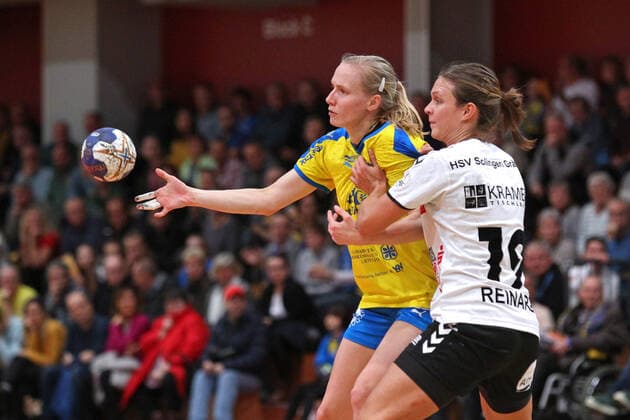 Handball, 2 HBF, HC Leipzig vs. HSV Solingen Graefrath, 08 12 19 Handball, 2 Bundesliga Women, HBF, Season 2019 2020, 11 Matchday HC Leipzig vs. HSV Solingen Graefrath 76 on 08 12 19 in the Sporthalle Bruederstrasse Leipzig In the picture Jaqueline HUMMEL 35, HC Leipzig vs. Mandy REINARZ 19, Solingen Graefrath Copyright: xBEAUTIFULxSPORTS JanxKaeferx