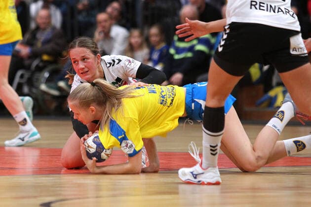 Handball, 2 HBF, HC Leipzig vs. HSV Solingen Graefrath, 08 12 19 Handball, 2 Bundesliga Women, HBF, Season 2019 2020, 11 Matchday HC Leipzig vs. HSV Solingen Graefrath 76 on 08 12 19 in the Sporthalle Bruederstrasse Leipzig In the picture Carina SENEL 4, Solingen Graefrath vs. Julia WEISE 7, HC Leipzig Copyright: xBEAUTIFULxSPORTS JanxKaeferx