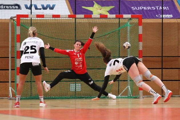 Handball, 2 HBF, HC Leipzig vs. HSV Solingen Graefrath, 08 12 19 Handball, 2 Bundesliga Women, HBF, Season 2019 2020, 11 Matchday HC Leipzig vs. HSV Solingen Graefrath 76 on 08 12 19 in the Sporthalle Bruederstrasse Leipzig In the picture Vannessa BRANDT 77, Solingen Graefrath throws against goalkeeper Ellen JANSSEN 1, HC Leipzig Copyright: xBEAUTIFULxSPORTS JanxKaeferx