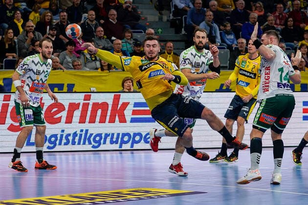 v li Marcel Schiller Göppingen, 24 , Jannik Kohlbacher RNL, 80 , Tim Kneule Göppingen, 4 , Jacob Bagersted Göppingen, 14 , at the jump throw, throw, goal throw, action, action, game scene, 08 12 2019, Mannheim Germany , Handball, Bundesliga, Rhein Neckar Löwen Frisch Auf Göppingen xozx