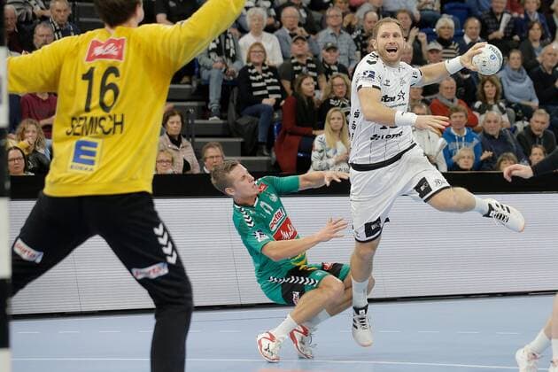 1 Handball Bundesliga THW Kiel TSV GWD Minden, Kiel, 8 12 2019 Steffen Weinhold Kiel, 13 in jump shot against Mats Korte Minden, 11 and goalkeeper Malte Semisch Minden, 16 Copyright: xBEAUTIFULxSPORTS DRPx