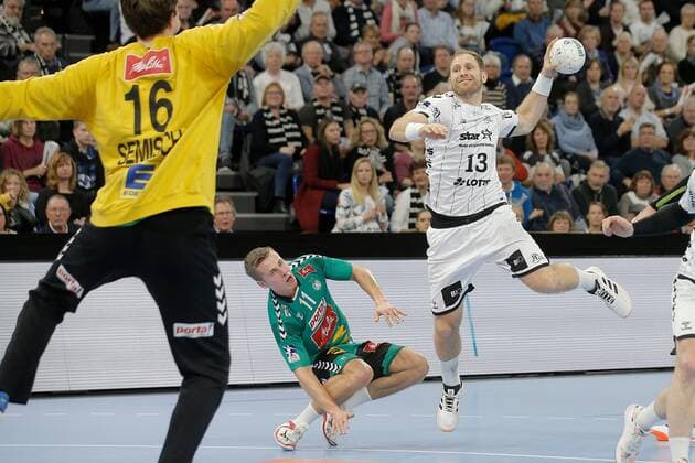1 Handball Bundesliga THW Kiel TSV GWD Minden, Kiel, 8 12 2019 Steffen Weinhold Kiel, 13 in jump shot against Mats Korte Minden, 11 and goalkeeper Malte Semisch Minden, 16 Copyright: xBEAUTIFULxSPORTS DRPx