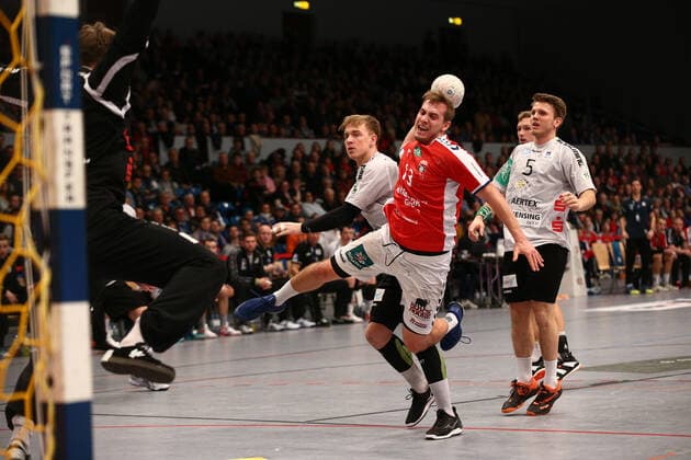 Handball 2 Handball Bundesliga 2019 2020 Handball Sportverein Hamburg vs. TV Emsdetten Niklas Weller Hamburg in the jump on goal,behind Julian Damm Emsdetten und Sören Soeren Kress Emsdetten Sporthalle Alsterdorf Hamburg