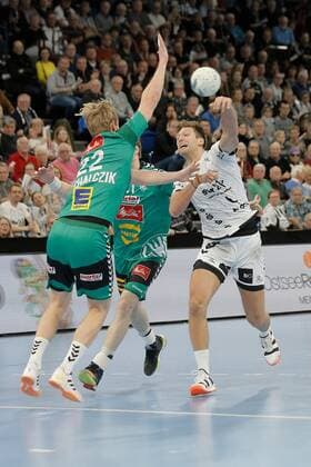 1 Handball Bundesliga THW Kiel TSV GWD Minden, Kiel, 8 12 2019 Harald Reinkind Kiel, 6 in the duel against Magnus Gullerud Minden, 21 and Marian Michalczik Minden, 22 Copyright: xBEAUTIFULxSPORTS DRPx