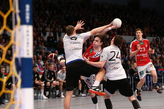 Handball 2 Handball Bundesliga 2019 2020 Handball Sportverein Hamburg vs TV Emsdetten Leif Tissier Hamburg in Zweikanmpf with Karl Toom Emsdetten and Sven Wesseling Emsdetten Sporthalle Alsterdorf Hamburg