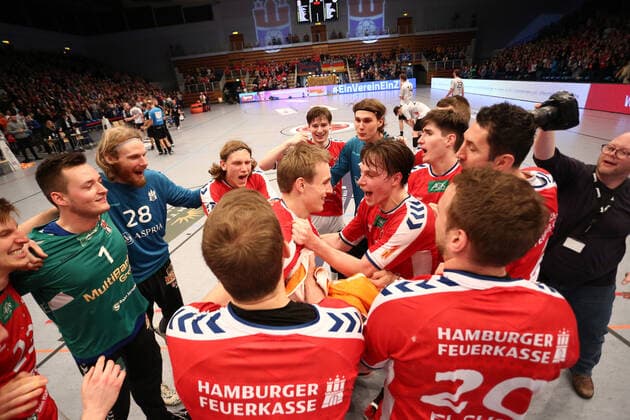 Handball 2 Handball Bundesliga 2019 2020 Handball Sportverein Hamburg vs TV Emsdetten The team cheersJan Erik Kaage Hamburg for his goal Sporthalle Alsterdorf Hamburg