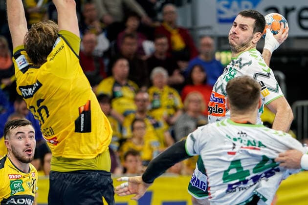 Ivan Sliskovic Göppingen, 19 , at the jump throw, throw, goal throw, action, action, game scene, 08 12 2019, Mannheim Germany , Handball, Bundesliga, Rhein Neckar Löwen Frisch Auf Göppingen xozx