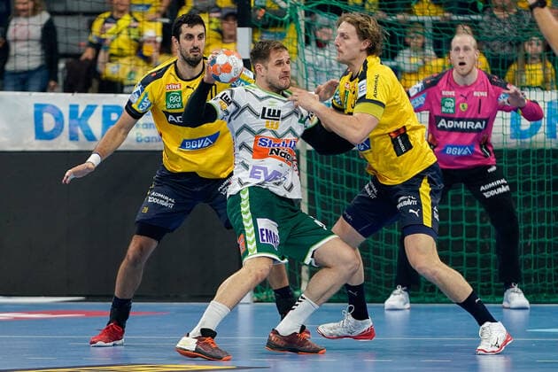 v li Ilija Abutovic RNL, 20 , Kresimir Kozina Göppingen, 44 , Jesper Nielsen RNL, 36 , Duel, duel, tackle, tackling, dynamics, action, action, 08 12 2019, Mannheim Germany , Handball, Bundesliga, Rhein Neckar Löwen Frisch Auf Göppingen xozx