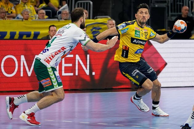 v li Tim Kneule Göppingen, 4 , Alexander Petersson RNL, 32 , duel, game scene, duel, duel, tackle, tackling, dynamics, action, action, 08 12 2019, Mannheim Germany , handball, Bundesliga, Rhein Neckar Löwen Frisch Auf Göppingen xozx
