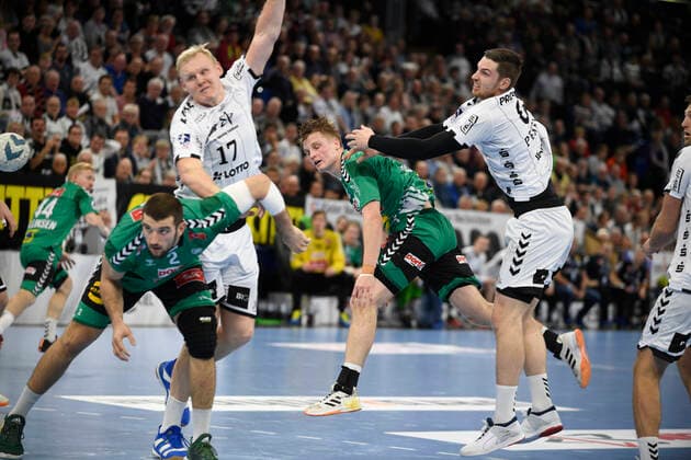 Christof Reißky GWD, 43 draws in front of Hendrik Pekeler THW Kiel, 61, Lucas Meister GWD, 2 blocks at the circle against Patrick Wiencek THW Kiel, 17 , Handball Bundesliga, Liqui Moly HBL, men, 16 game day, THW Kiel vs. GWD Minden, 08 12 19 Kiel Sparkassen Arena Schleswig Holstein Germany