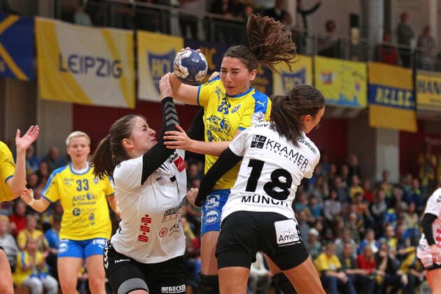 Handball, 2 HBF, HC Leipzig vs. HSV Solingen Graefrath, 08 12 19 Handball, 2 Bundesliga Women, HBF, Season 2019 2020, 11 Matchday HC Leipzig vs. HSV Solingen Graefrath 76 on 08 12 19 in the Sporthalle Bruederstrasse Leipzig In the picture Laura MAJER 34, HC Leipzig on the ball against Amelie KNIPPERT 7, Solingen Graefrath and Sandra MUENCH 18, Solingen Graefrath Copyright: xBEAUTIFULxSPORTS JanxKaeferx