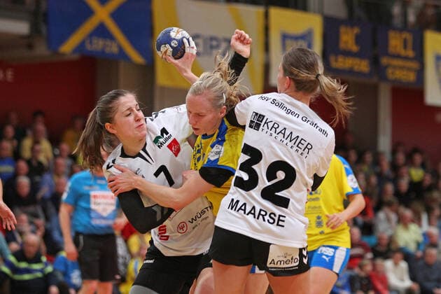 Handball, 2 HBF, HC Leipzig vs. HSV Solingen Graefrath, 08 12 19 Handball, 2 Bundesliga Women, HBF, Season 2019 2020, 11 Matchday HC Leipzig vs. HSV Solingen Graefrath 76 on 08 12 19 in the Sporthalle Bruederstrasse Leipzig In the picture Jaqueline HUMMEL 35, HC Leipzig on the ball against Amelie KNIPPERT 7, Solingen Graefrath and Sharelle MAARSE 32, Solingen Graefrath Copyright: xBEAUTIFULxSPORTS JanxKaeferx
